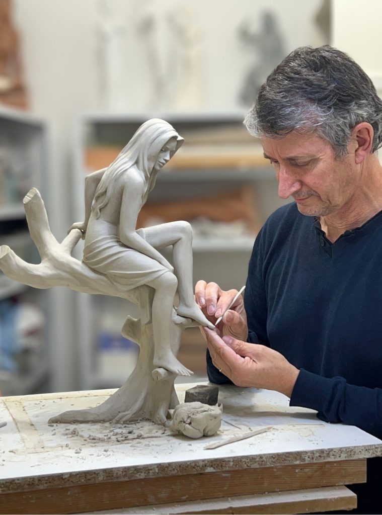 Alain Choisnet sculptant une œuvre en argile dans son atelier.